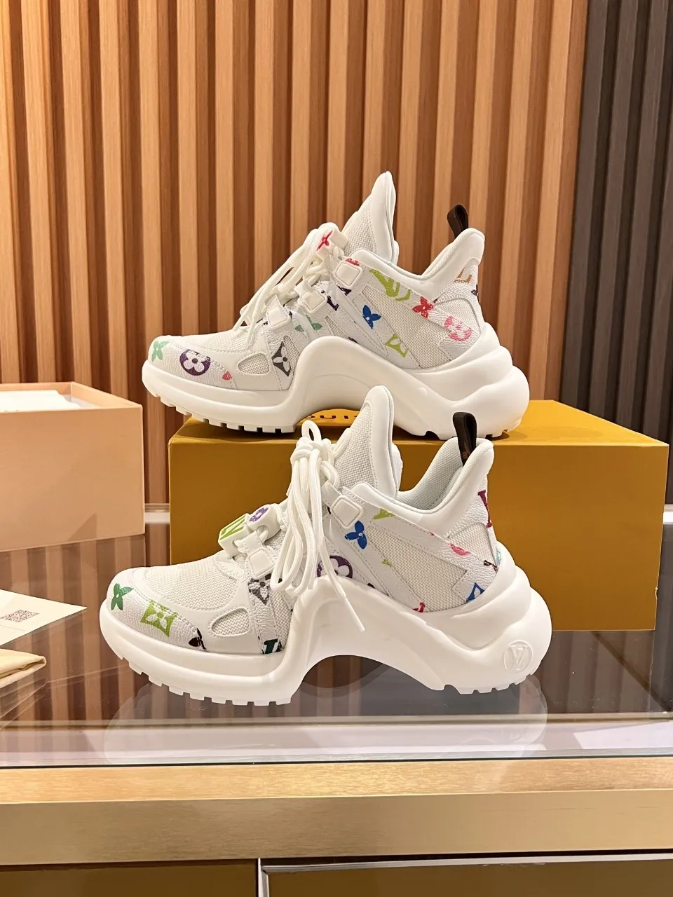 👟👟Ex-factory price 720👟👟 This three-color LV is different. 2025 new Murakami Takashi co-branded black three-color LV fancy button model Archlight donkey brand hardware casual sports dad shoes with an increased heel height of about 5.5cm, 35-41 white letter buckle